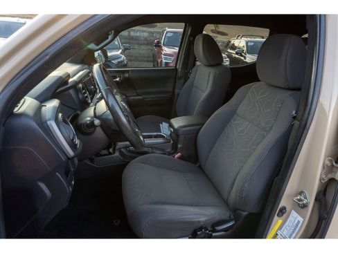 Used 2017 Toyota Tacoma TRD Off-Road image 11