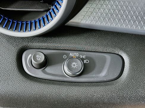 Used 2025 Chevrolet Trax LS w/ LS Convenience Package FWD image 17