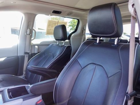 Used 2023 Chrysler Pacifica Limited FWD image 21