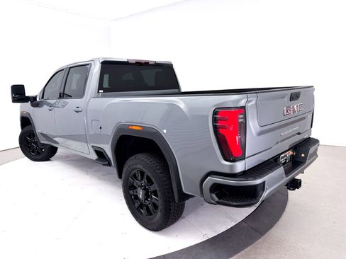 Used 2025 GMC Sierra 2500 AT4 AWD/4WD image 2
