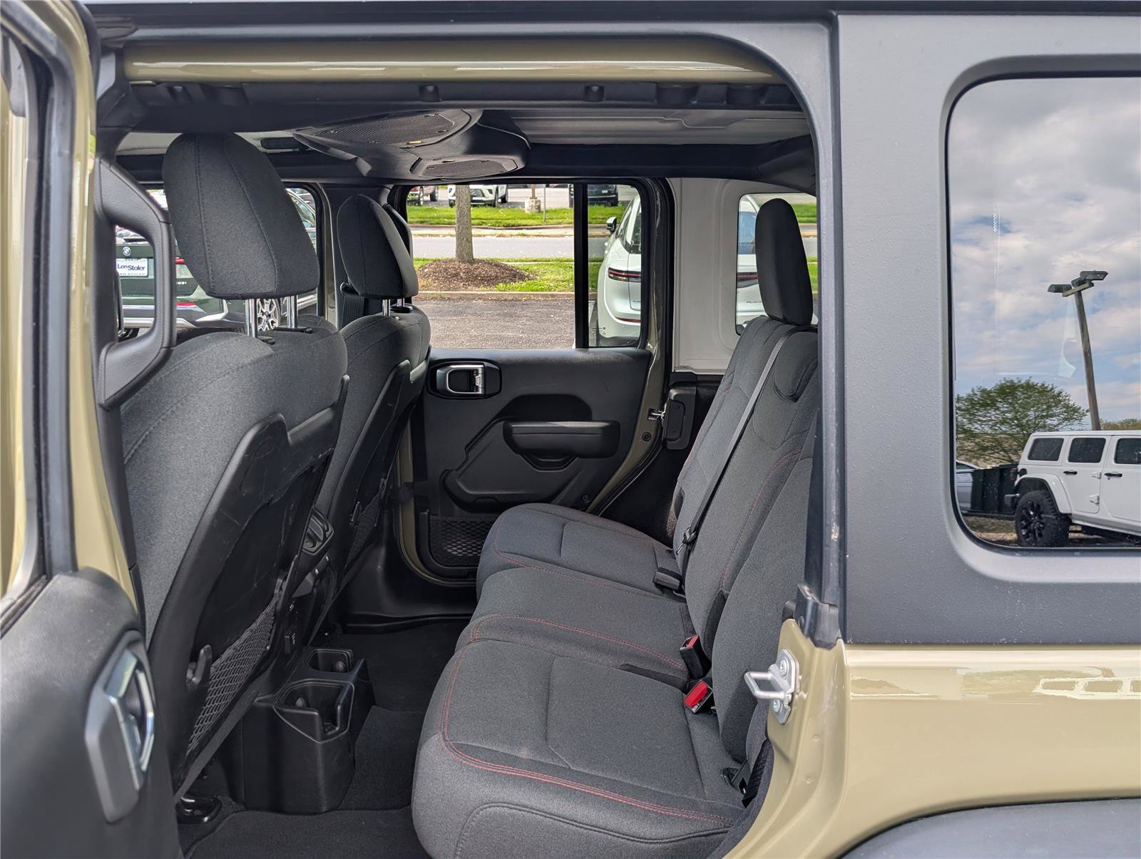 Used 2025 Jeep Wrangler Unlimited Rubicon AWD/4WD image 13