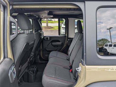 Used 2025 Jeep Wrangler Unlimited Rubicon AWD/4WD image 13
