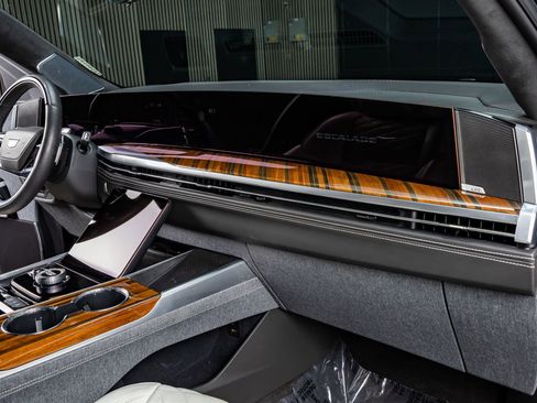 Used 2025 Cadillac Escalade ESV Sport Platinum w/ LPO, ONYX Package image 18