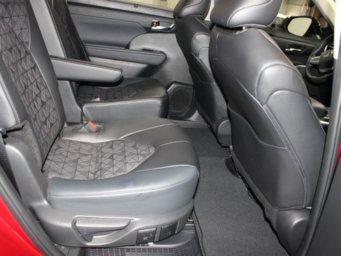 Used 2024 Toyota Highlander XLE image 24