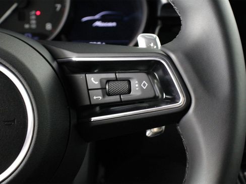 Used 2025 Porsche Macan image 15