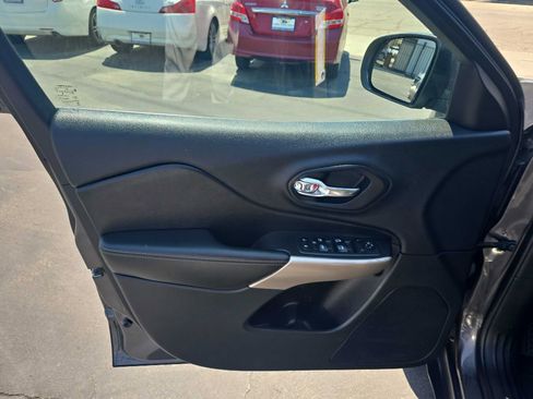 Used 2018 Jeep Cherokee Limited AWD/4WD image 12