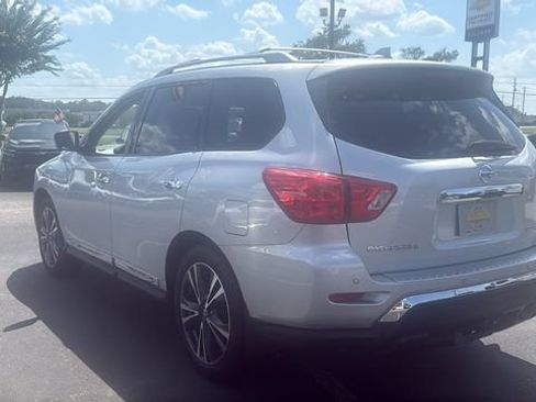 Used 2019 Nissan Pathfinder Platinum FWD image 5
