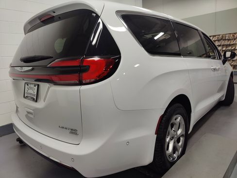 Used 2024 Chrysler Pacifica Limited image 16
