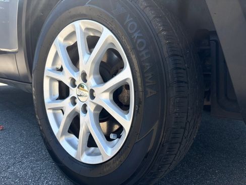Used 2017 Jeep Cherokee Latitude AWD/4WD image 9