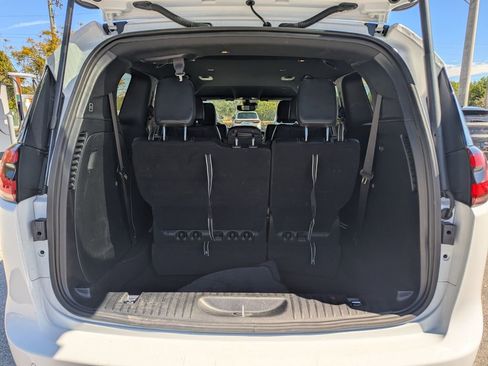 Used 2025 Chrysler Pacifica Select image 16
