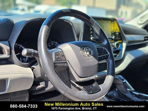 Used 2021 Toyota Highlander Limited image 18