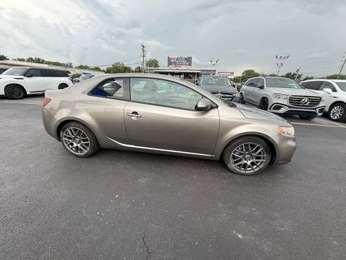 Used 2010 Kia Forte Koup SX FWD image 2