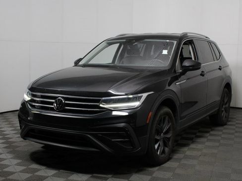 Used 2023 Volkswagen Tiguan SE image 3