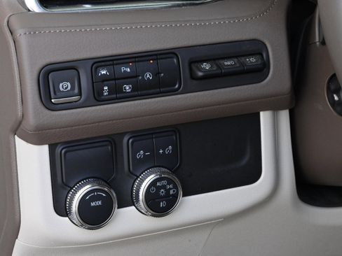 Used 2024 GMC Yukon Denali RWD image 27