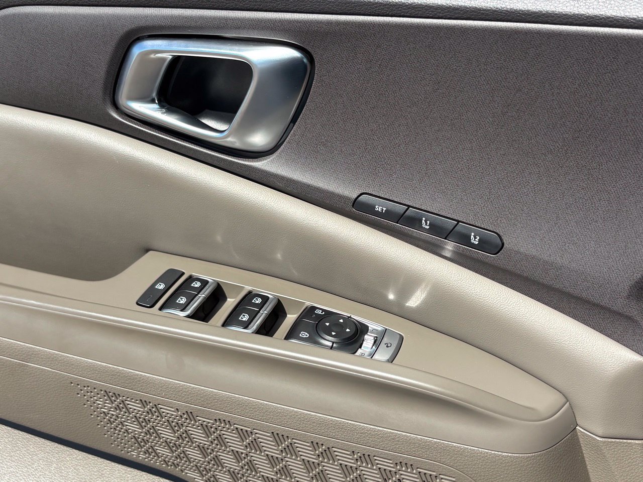 Used 2025 Kia Carnival EX FWD image 23