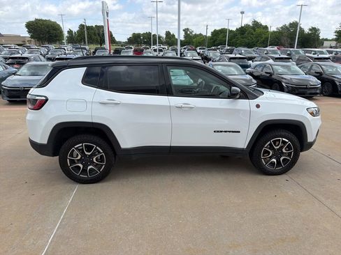Used 2025 Jeep Compass Trailhawk AWD/4WD image 6