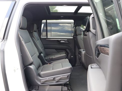 New 2025 Chevrolet Suburban Premier image 36