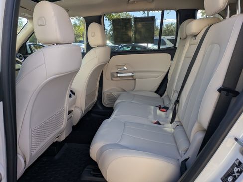 Used 2025 Mercedes-Benz GLB 250 image 12