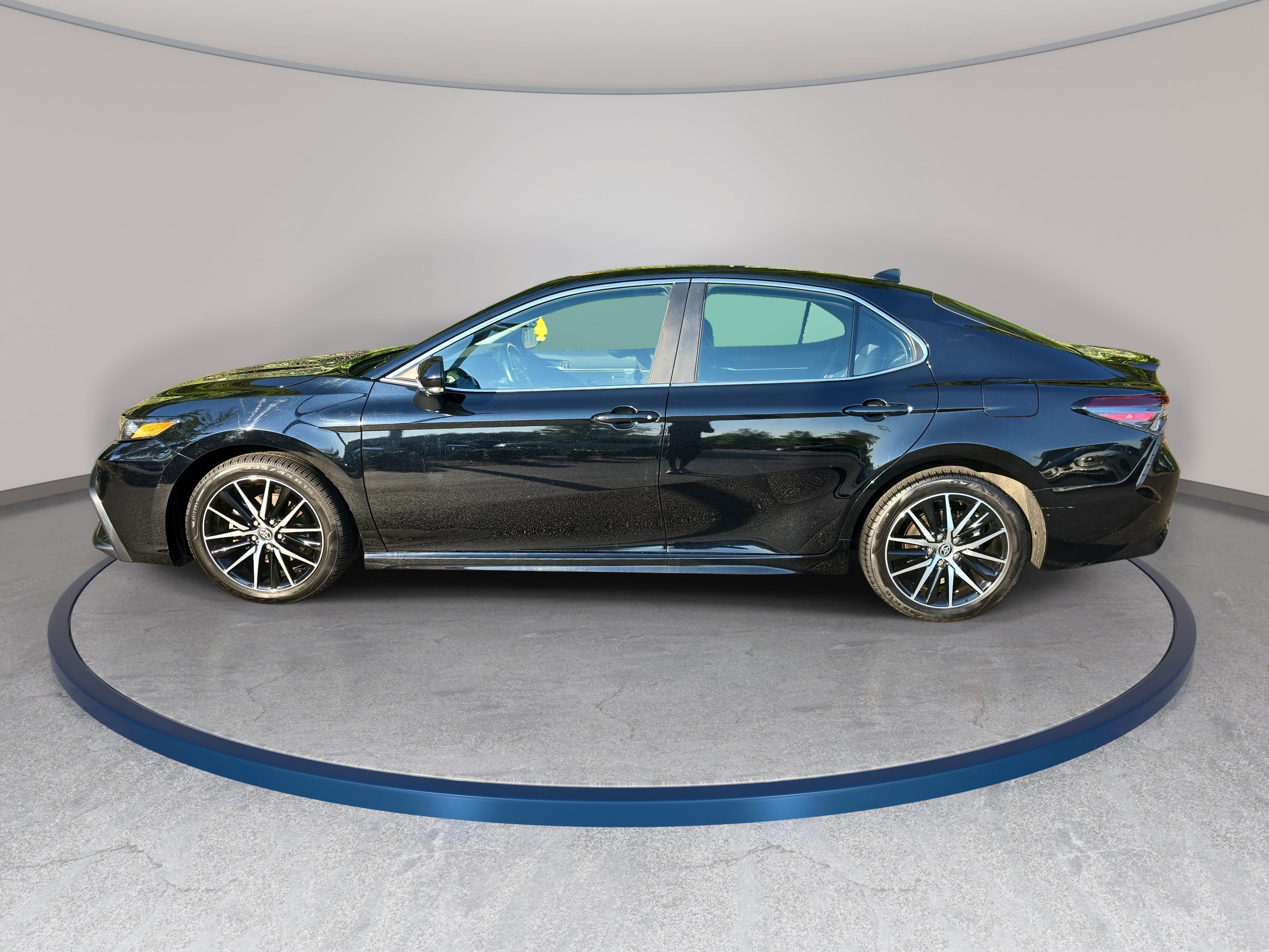 Used 2024 Toyota Camry SE w/ Convenience Package FWD image 8