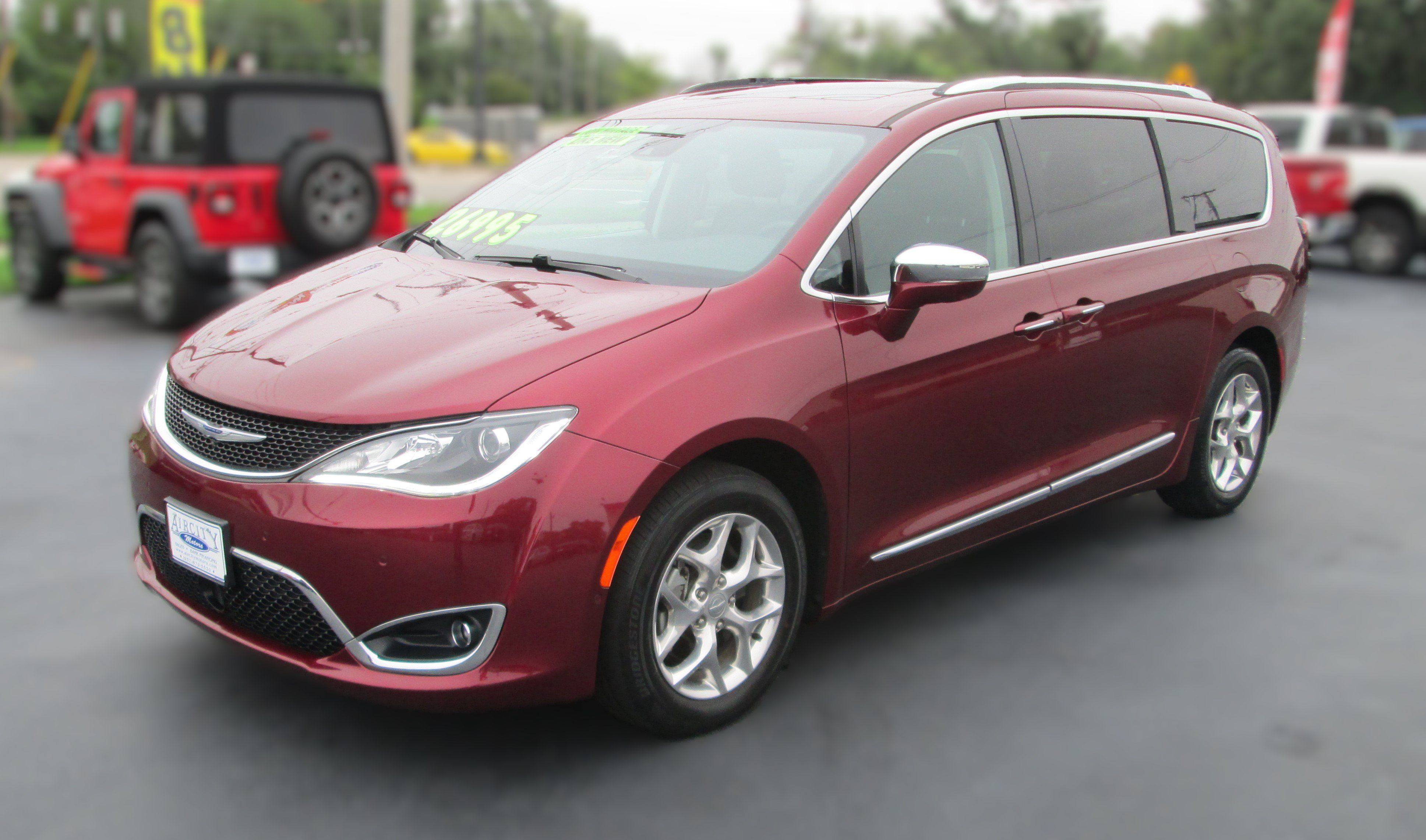 Used 2019 Chrysler Pacifica Limited w/ Advanced Safetytec Group FWD image 2