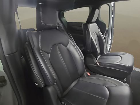 Used 2024 Chrysler Pacifica Limited FWD image 25