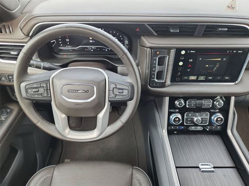 Used 2022 GMC Yukon XL Denali w/ Denali Premium Package RWD image 11