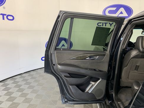 Used 2018 Cadillac Escalade Platinum RWD image 29