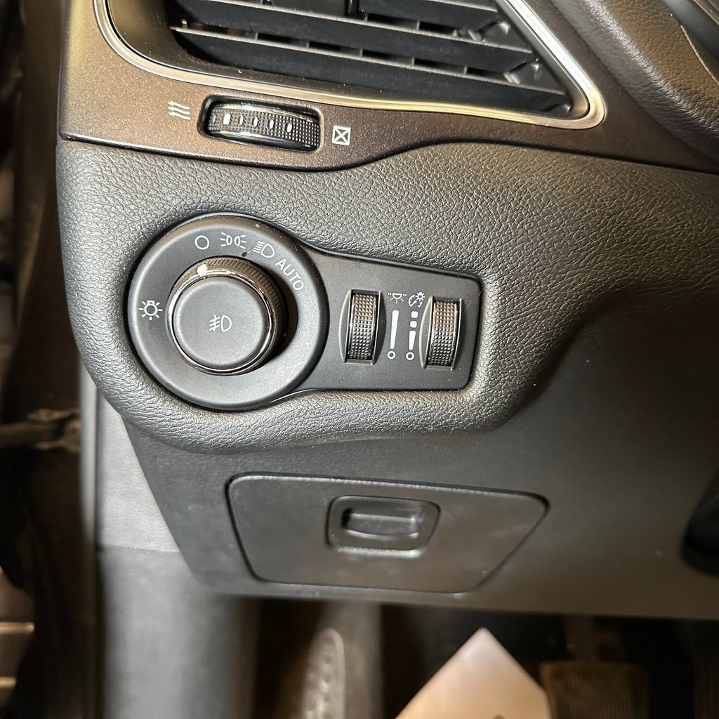 Used 2022 Jeep Cherokee Trailhawk AWD/4WD image 19