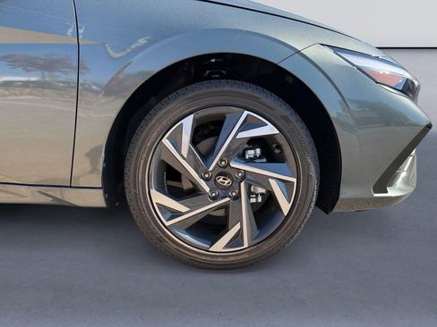 New 2025 Hyundai Elantra Limited FWD image 9