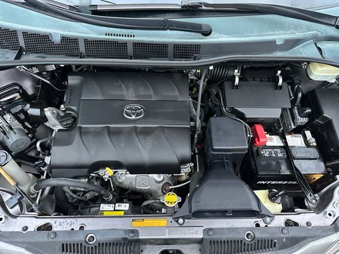 Used 2014 Toyota Sienna XLE image 39
