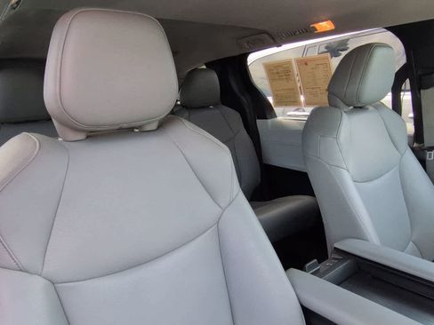 Used 2025 Toyota Sienna XLE FWD image 7