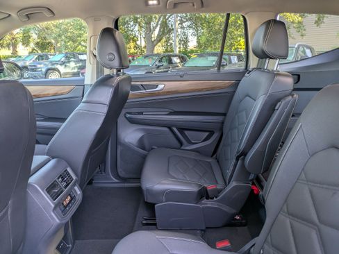 Used 2024 Volkswagen Atlas SE image 14