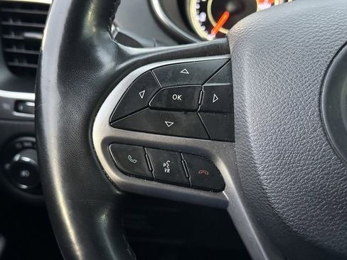 Used 2019 Jeep Cherokee Latitude Plus w/ Cold Weather Group image 38