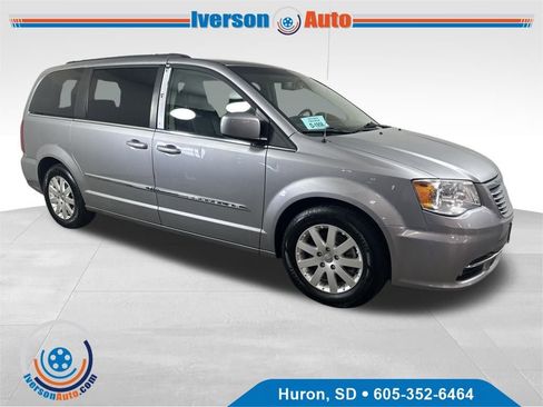 Used 2016 Chrysler Town & Country Touring image 1