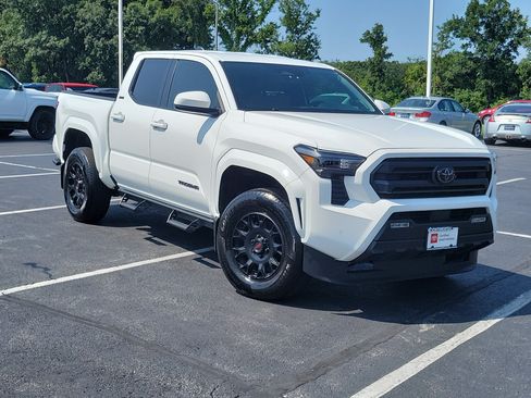 Certified 2025 Toyota Tacoma SR5 AWD/4WD image 2