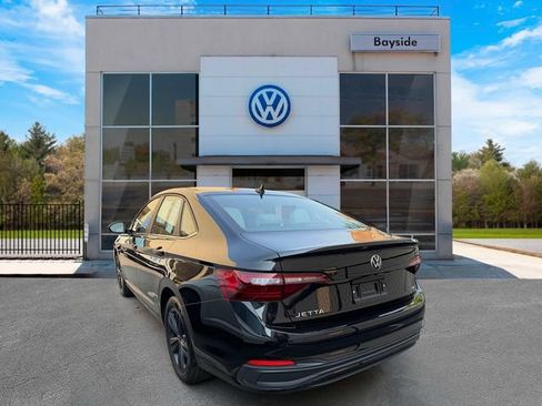 Certified 2023 Volkswagen Jetta SE w/ Panoramic Sunroof Package FWD image 5