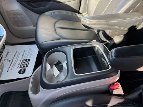 Used 2024 Chrysler Pacifica Touring-L image 22