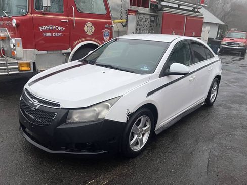 Used 2014 Chevrolet Cruze LT w/ Technology Package FWD image 3