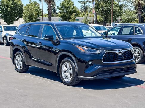 Used 2024 Toyota Highlander LE FWD image 5