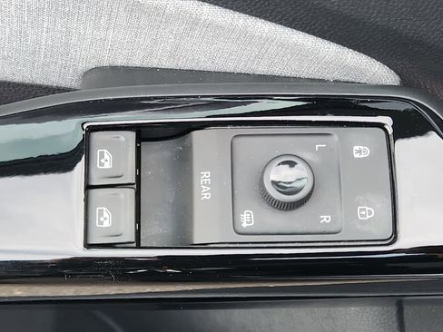 Used 2024 Volkswagen ID.4 Pro image 16