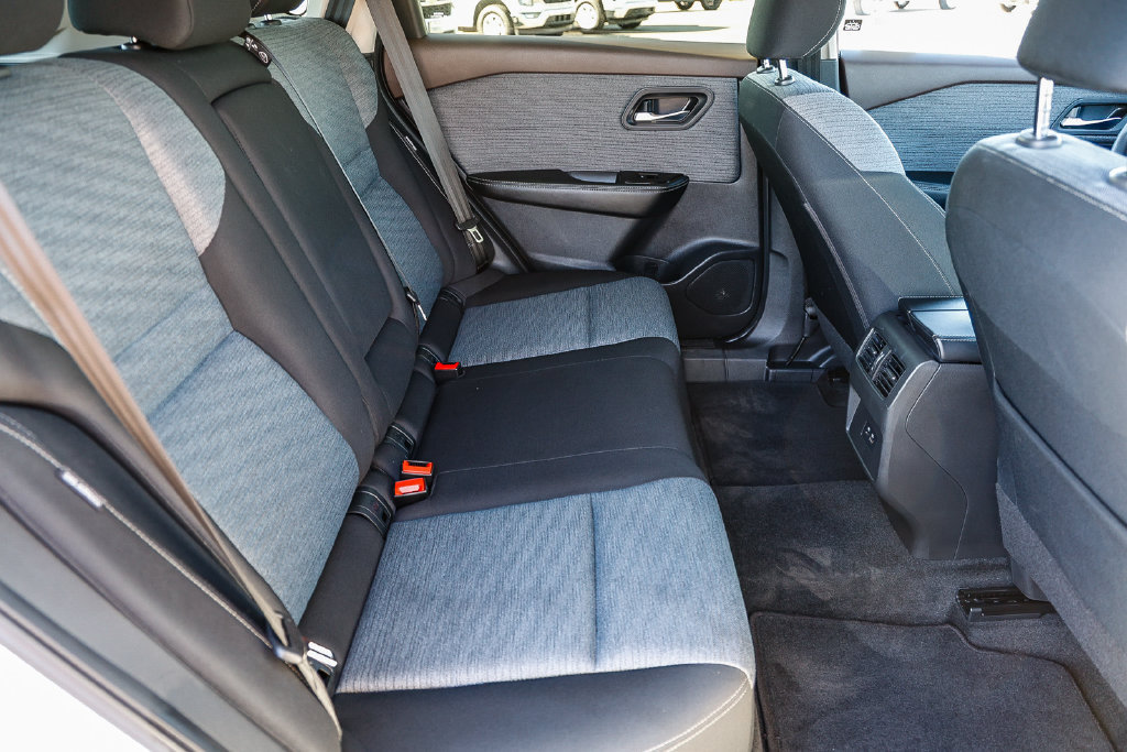 Used 2023 Nissan Rogue SV FWD image 30
