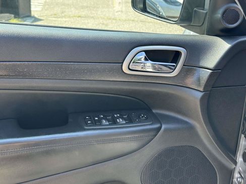 Used 2018 Jeep Grand Cherokee Altitude AWD/4WD image 14