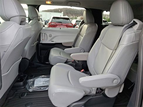 New 2026 Toyota Sienna XLE image 5