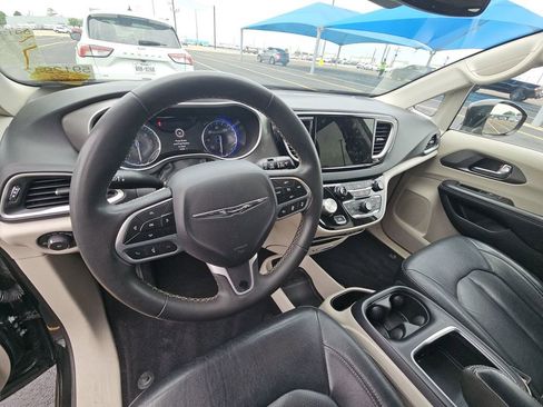 Used 2022 Chrysler Pacifica Touring-L FWD image 6