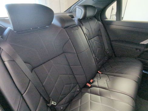 New 2025 BMW i7 xDrive60 w/ Premium Package image 31