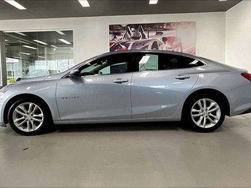 Used 2018 Chevrolet Malibu LT w/ Driver Confidence Package image 3