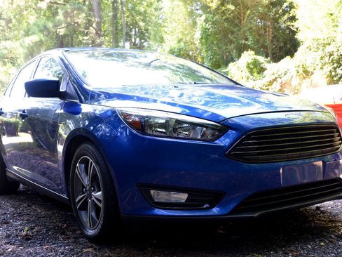 Used 2018 Ford Focus SE w/ SE Appearance Package FWD image 3