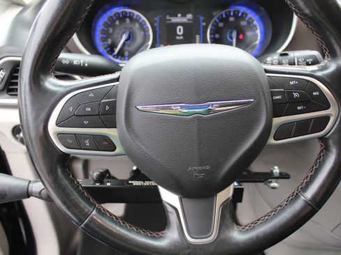 Used 2019 Chrysler Pacifica Touring-L FWD image 13