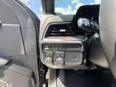 Certified 2025 Chevrolet Suburban LT RWD image 18