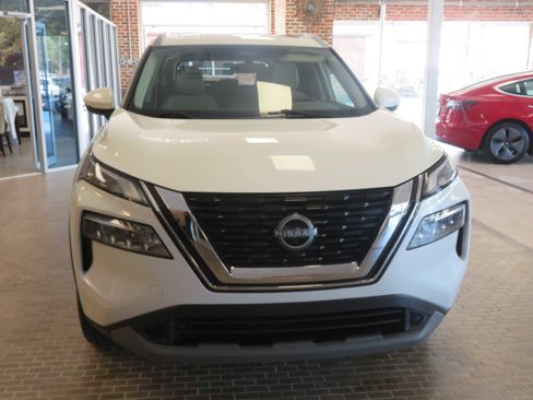 Used 2022 Nissan Rogue SV w/ SV Premium Package image 2